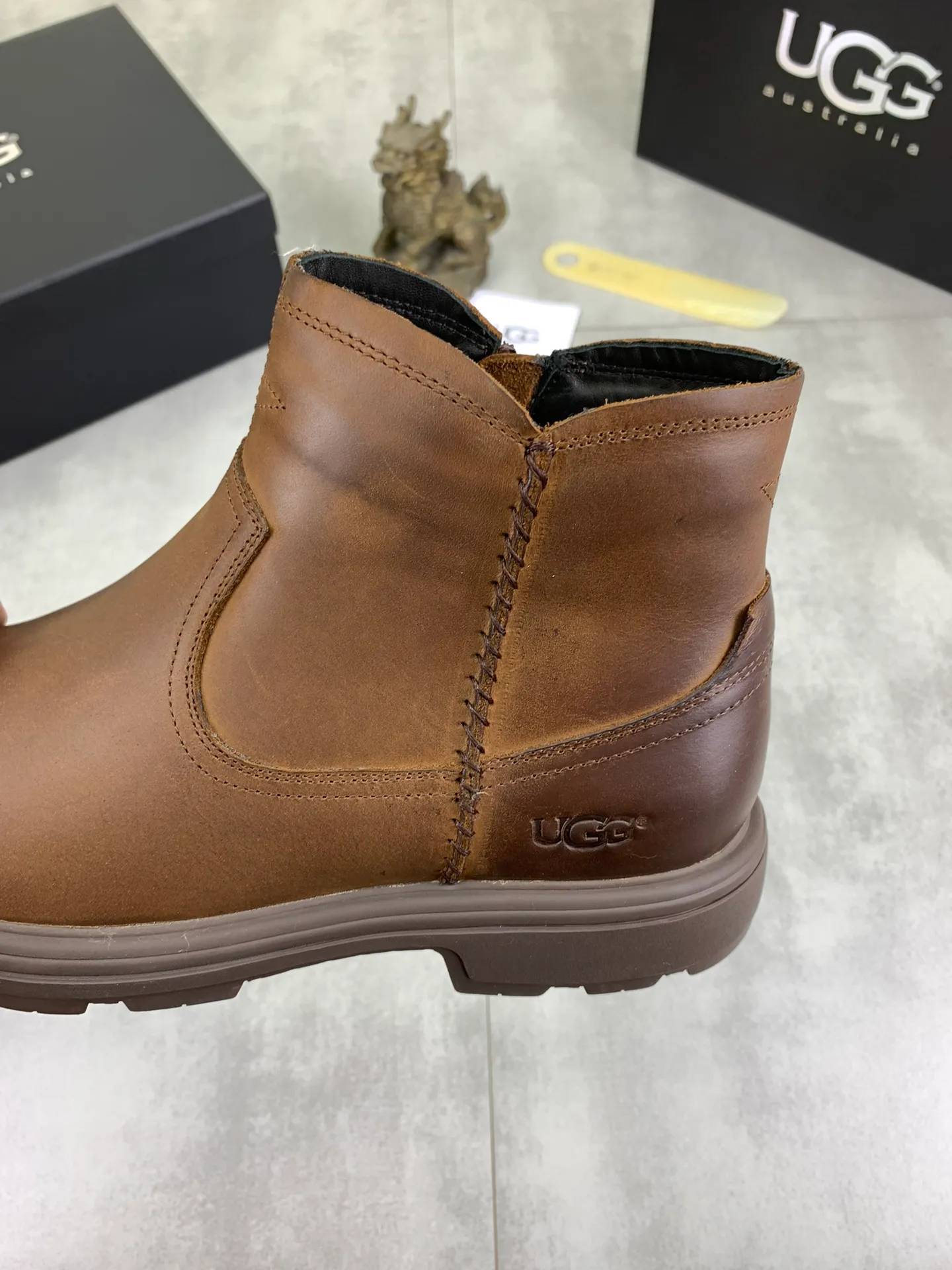 Factory price P640 💶[UGG] (full wool lining) Top-end high-quality fur integrated warm snow boots from Australia's warm luxury men's shoes brand, UGG-5877 official website synchronized, made of imported cowhide, carefully sewn...Imported rubber outsole (comfortable, soft, wear-resistant) The quality is really great...Exquisite workmanship, you can't put it down at first sight, code number: 39-44 Color: 3️⃣colors available